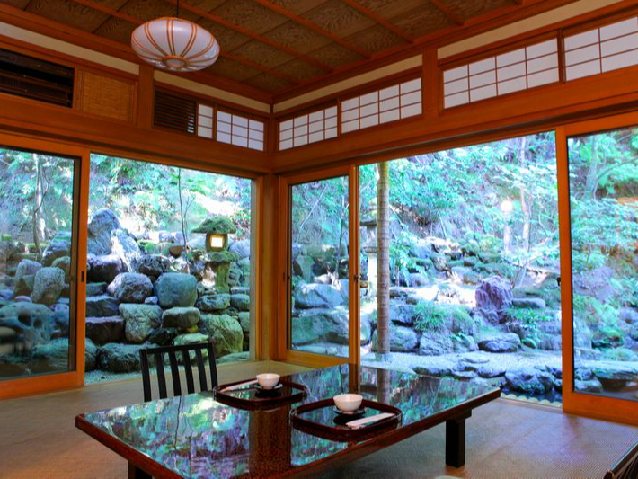 本店 小座敷 すべてのお部屋から日本庭園が望めます