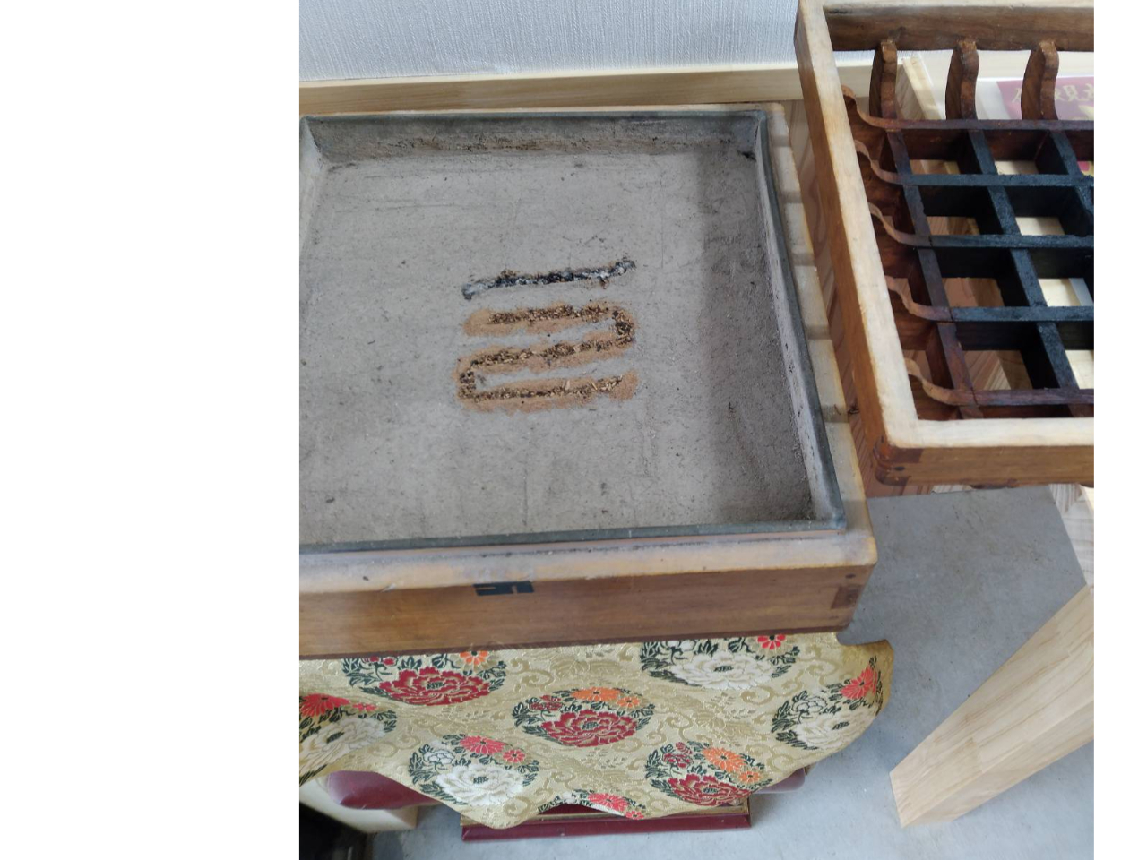 �����əȂǂ̖͗l�𐧍삵�Ă��������܂��B�d�グ�̕��͒����������Ă��܂��B