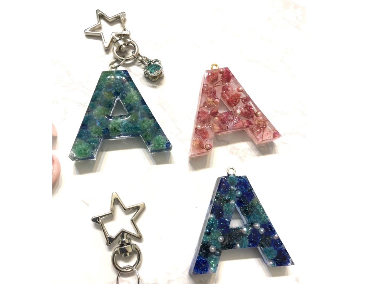 イニシャル レジン アクセサリー・イニシャルキーホルダー制作