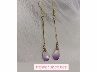 花びらロングピアスです。こちらはチェーンを自分でカットして小さなパーツを組み合わせます。