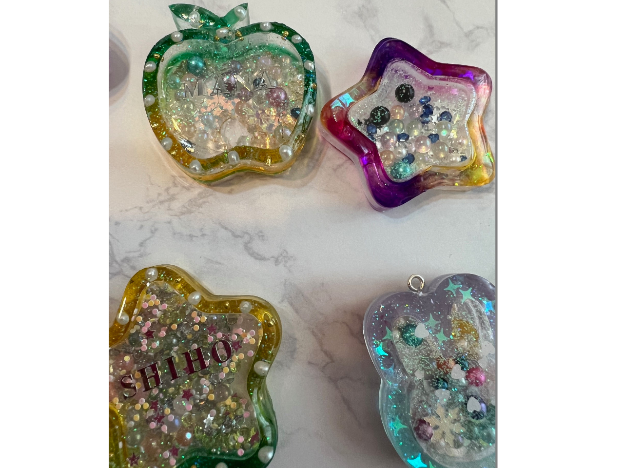 シャカシャカのお名前キーホルダー☆レジンお名前キーホルダー