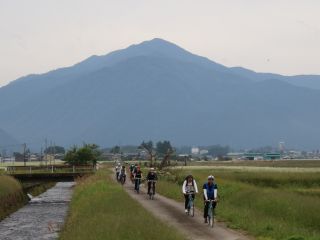 福井県唯一の「百名山」荒島岳をバックにGO!