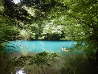 四万湖で遊ぶならワンドロップへ!乗り心地抜群のパックラフトで最高の水上散歩へ!