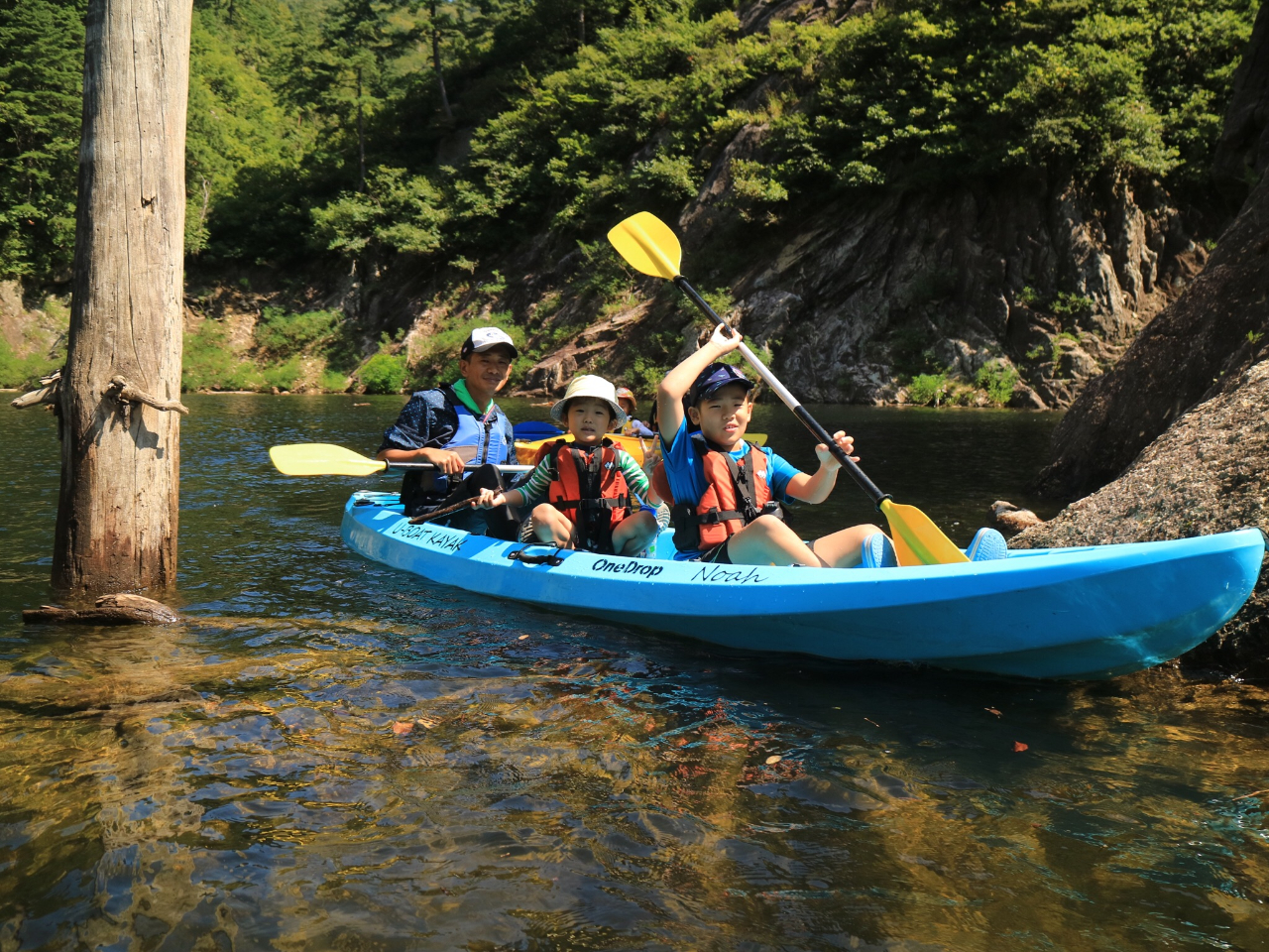 湖の冒険はお子様たちも大興奮!両親と力を合わせて家族の絆も強まります!