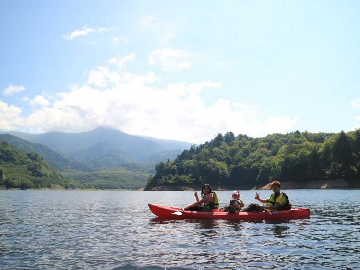 ファミリー、カップルでカヌー体験はいかがでしょうか?誰でも簡単に参加できるので手軽に大自然が味わえます!ペットもOK!