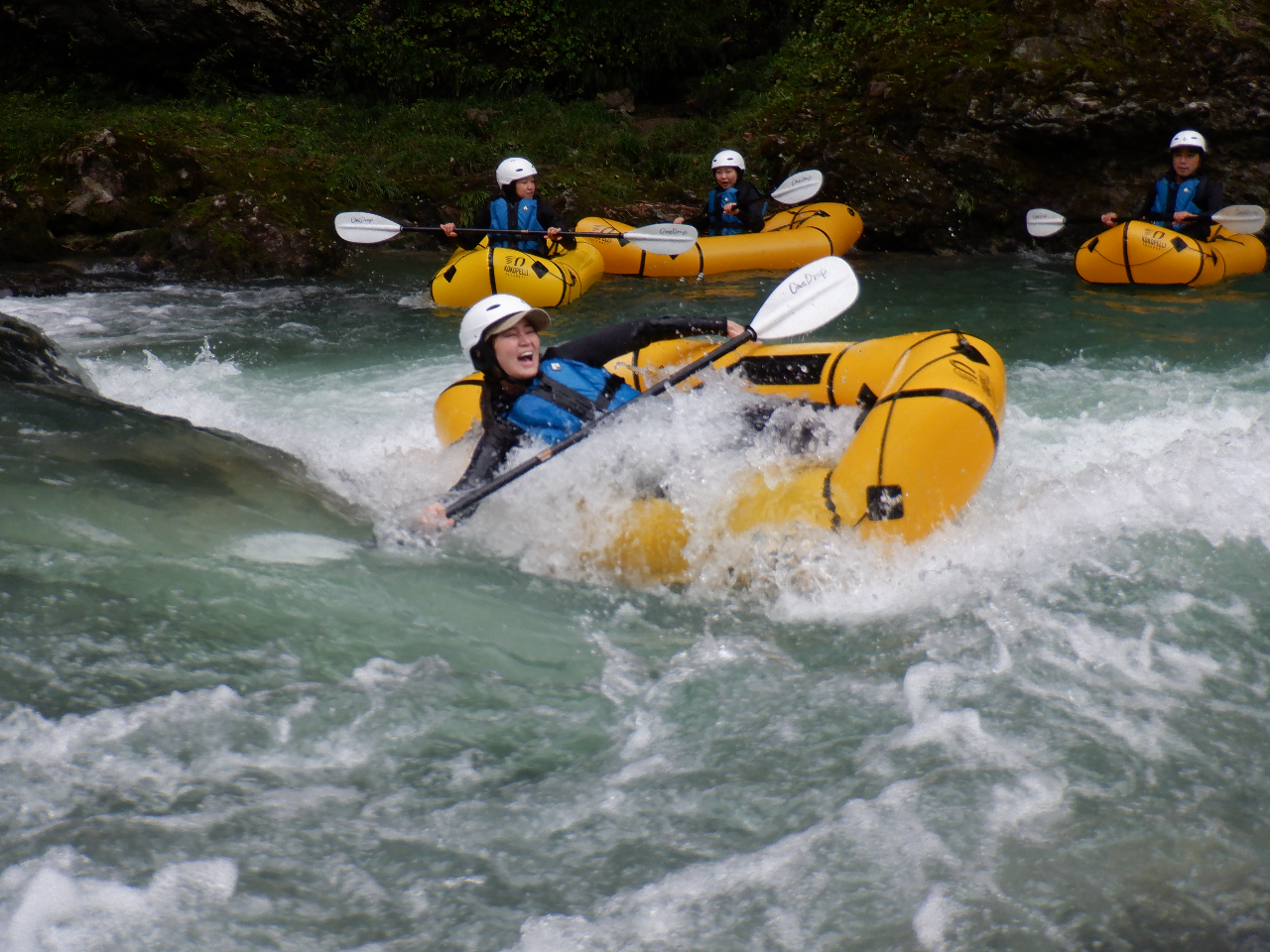 激しく遊んでストレス発散!川の水を浴びて心も体もリフレッシュ!