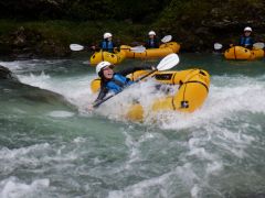 激しく遊んでストレス発散!川の水を浴びて心も体もリフレッシュ!