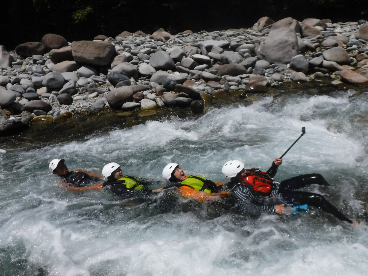 もちろん川遊びも出来ます!ライフジャケットがあるから泳げなくても大丈夫!