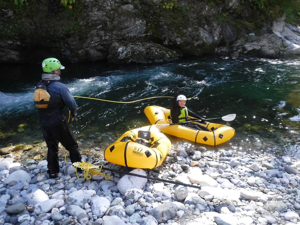 流れに乗ったり流れから出たり、レスキューの練習も行います!