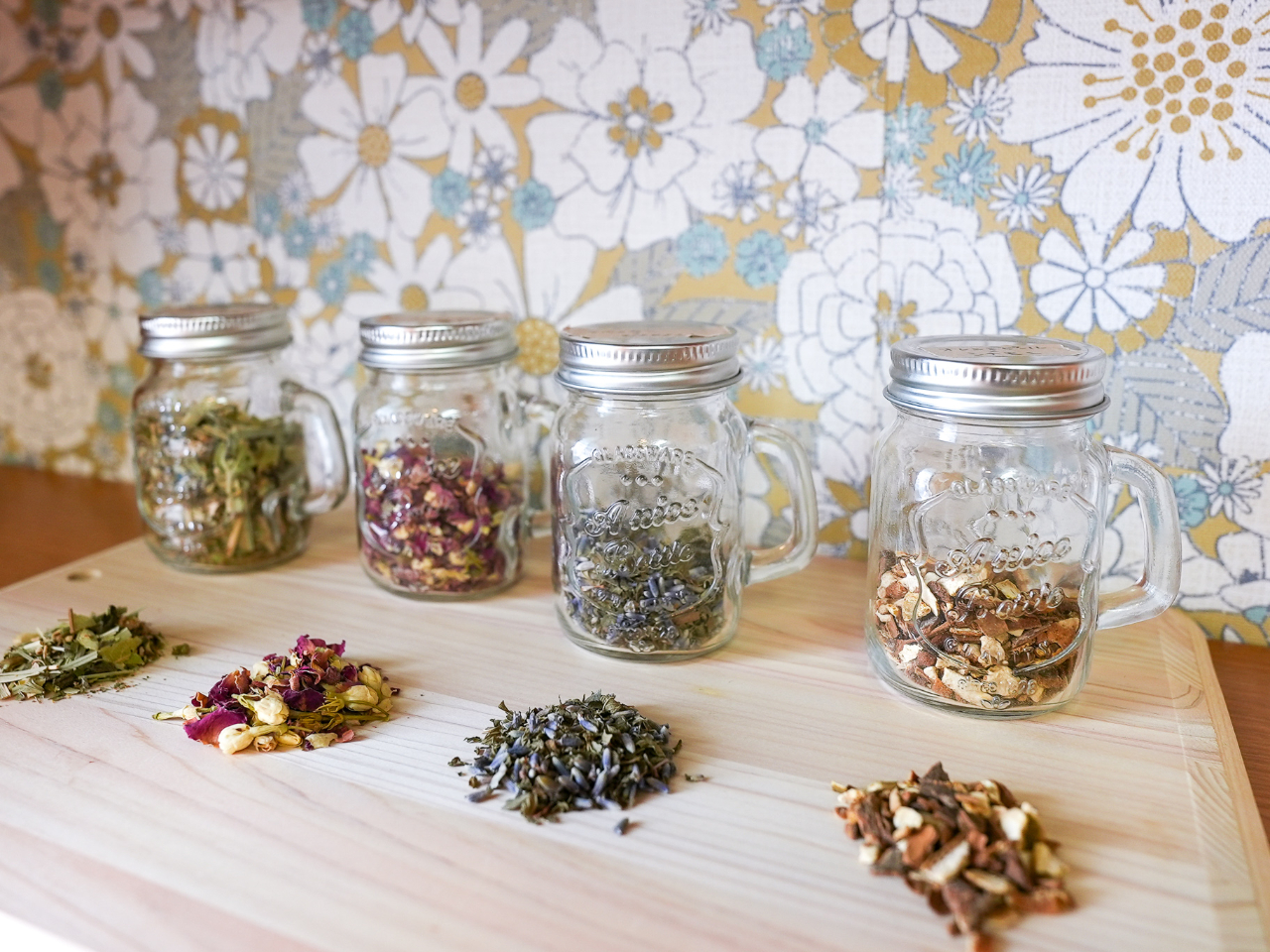 ラベンダーやローズ、ミントなどお馴染みのハーブの他にもたくさんのハーブをご用意しています。