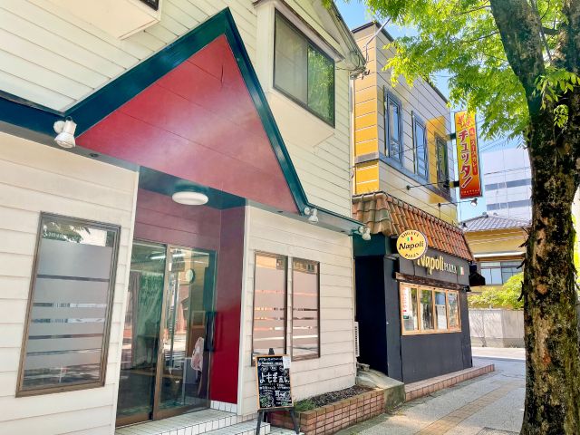 新潟駅南のけやき通りに面したお店です。