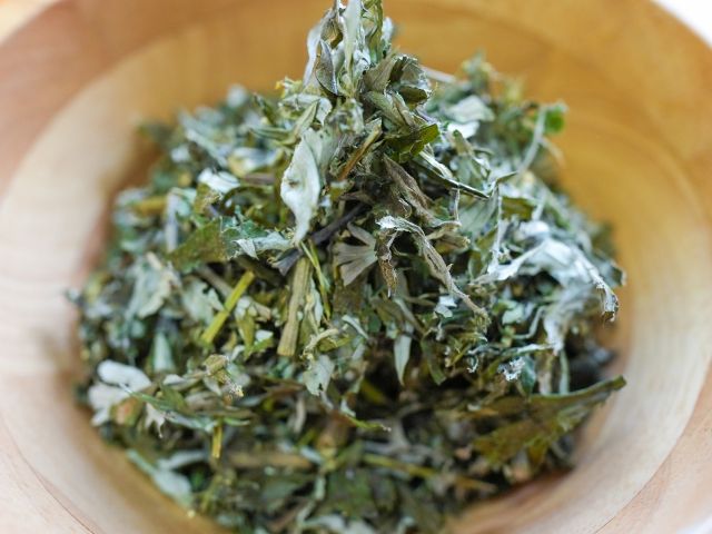 お茶としても飲める国産の乾燥よもぎを使用しています。