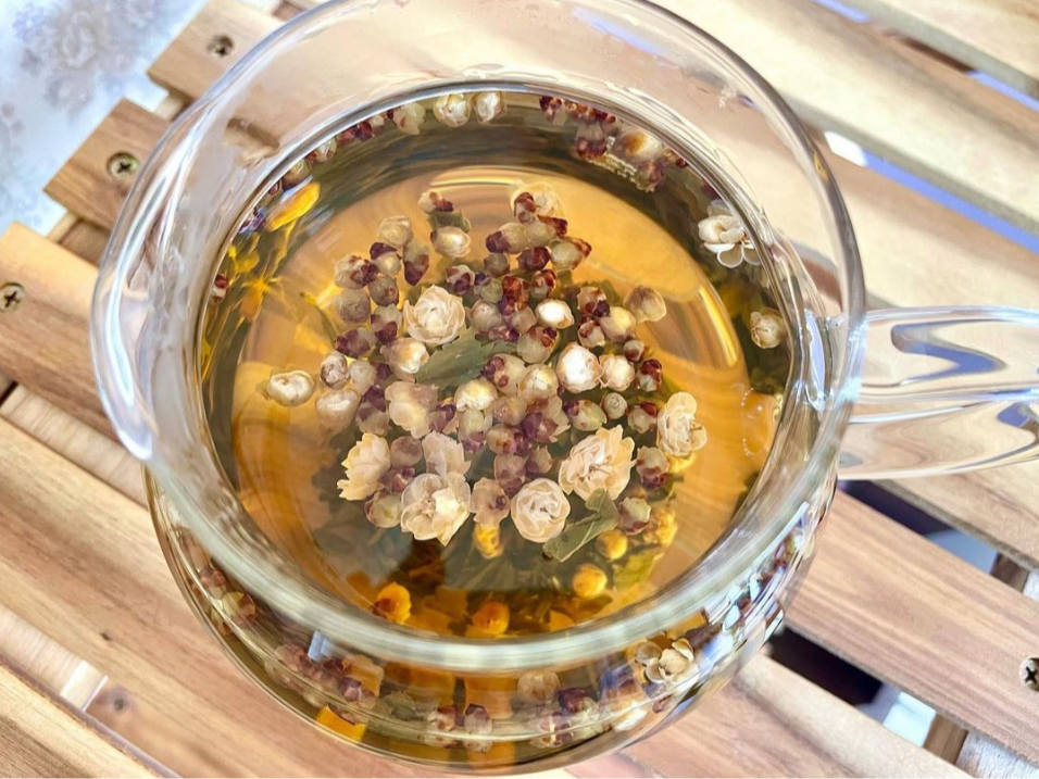 季節のお茶をセットでお出ししています。3月は梅の香りがほのかに香る梅花茶です。