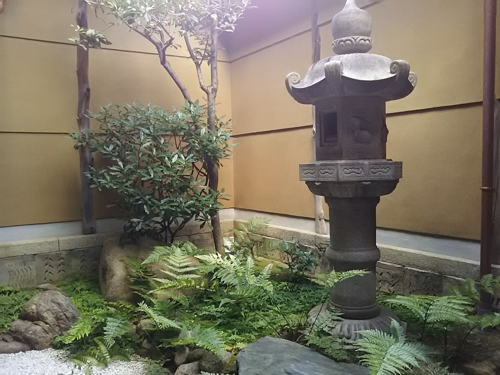 京町家の坪庭があります。