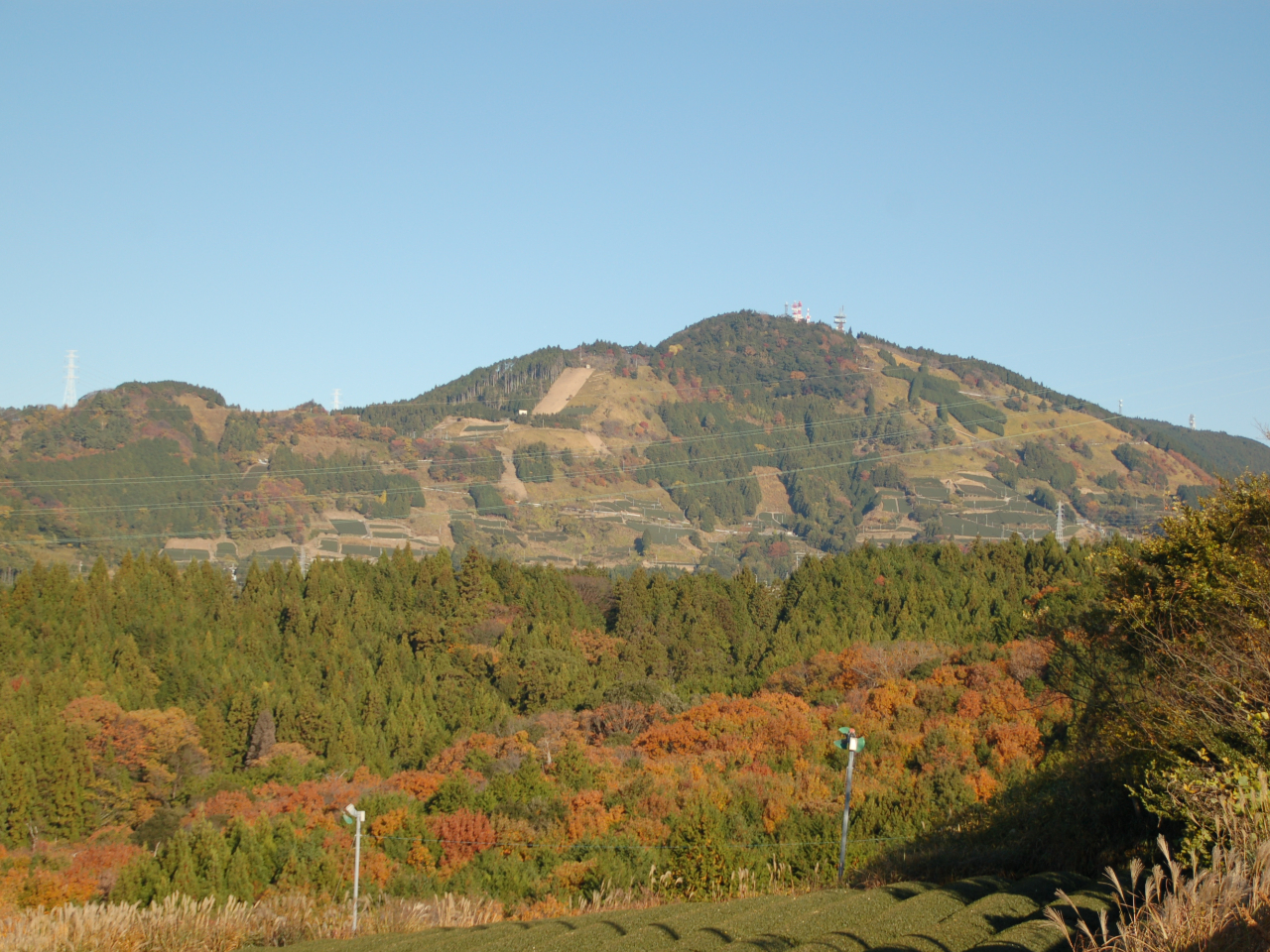 11月後半には秋色に染まる茶文字の粟ヶ岳がご覧いただけます!
