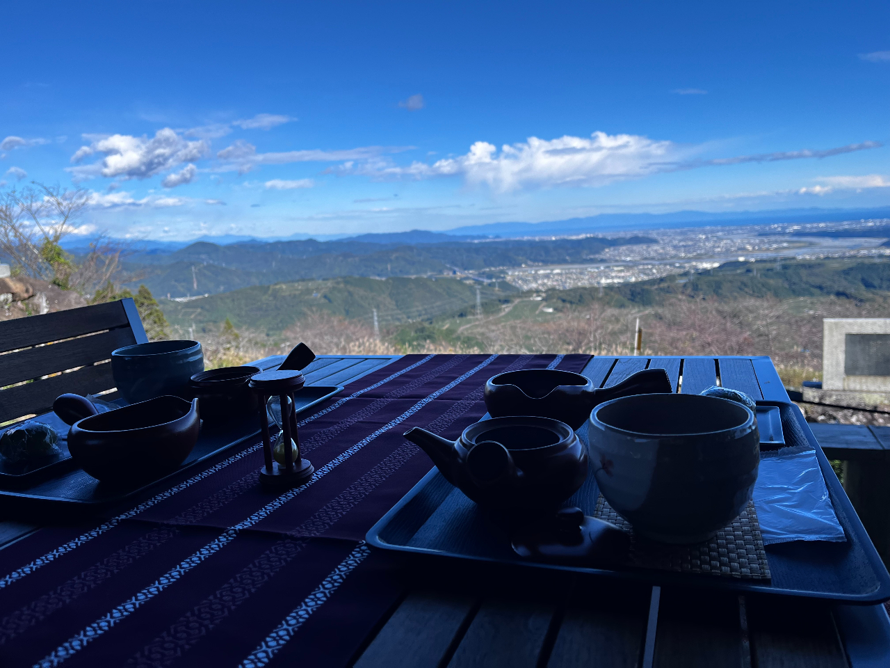 晴れた日には絶景を眺めながらの至福なお茶時間をお過ごし頂けます!