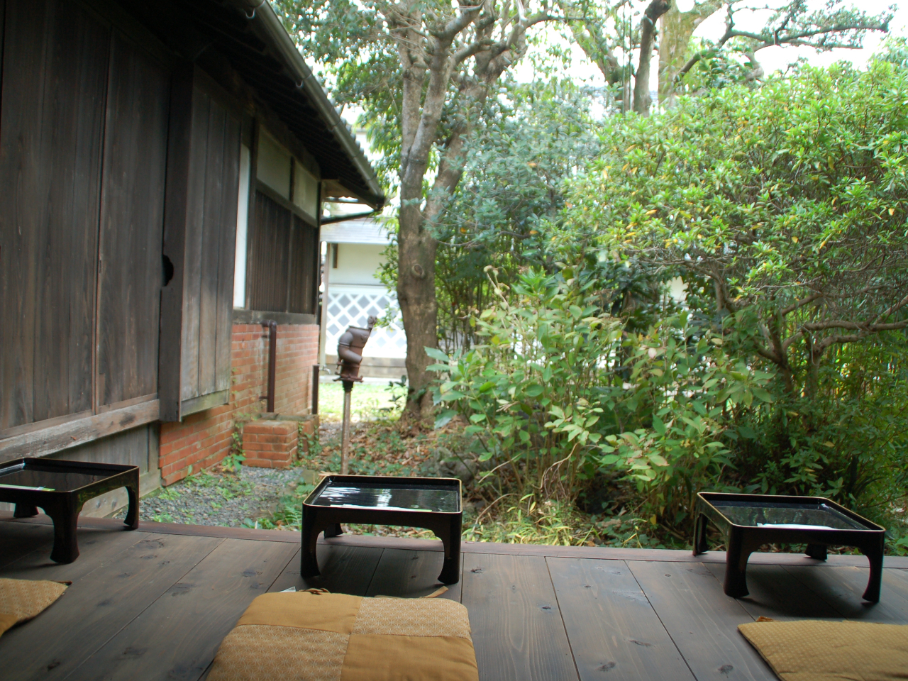 藤文の屋敷奥に佇む鱗壁の土蔵や井戸水ポンプなどを眺めながらごゆるりと!