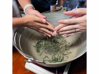茶揉みは人肌の温度で揉んでいきます
