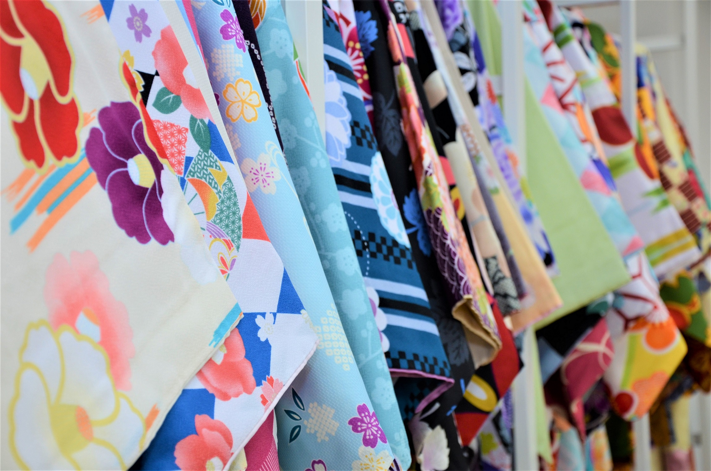 店内にはたくさんの着物♪