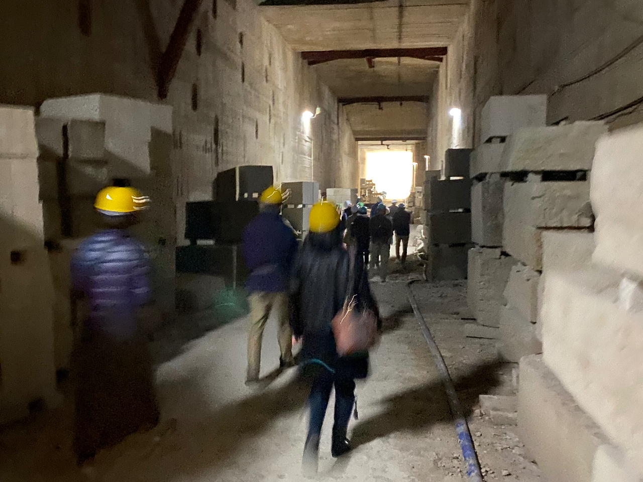 構内はヘルメット着用です。切り出した石もたくさん積んであります。年中ほぼ13度くらいの一定温度。長時間いると寒いです。