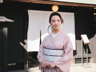 セミフォーマルなシーンでお着物をお召しになりたい方へ。本場博多織×Dressyコードレース着物の組み合わせでレンタルいただける、本格着物プランです。