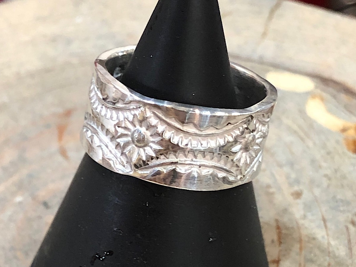 敢えてこの作品は燻しを入れずに完成されました。とても手作りには思えないです。