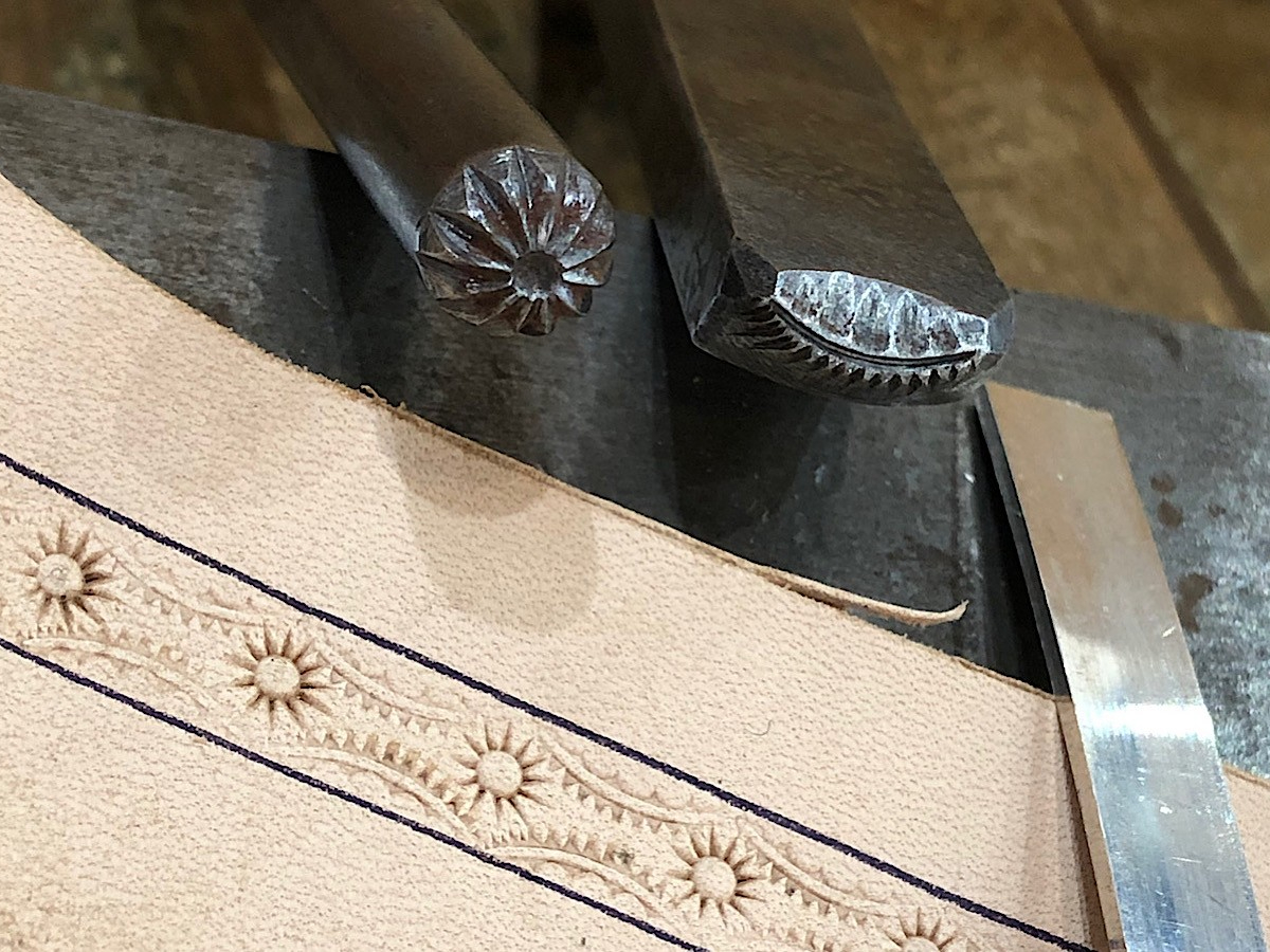 革の端切れを使って刻印の練習!少しずれるのも可愛い