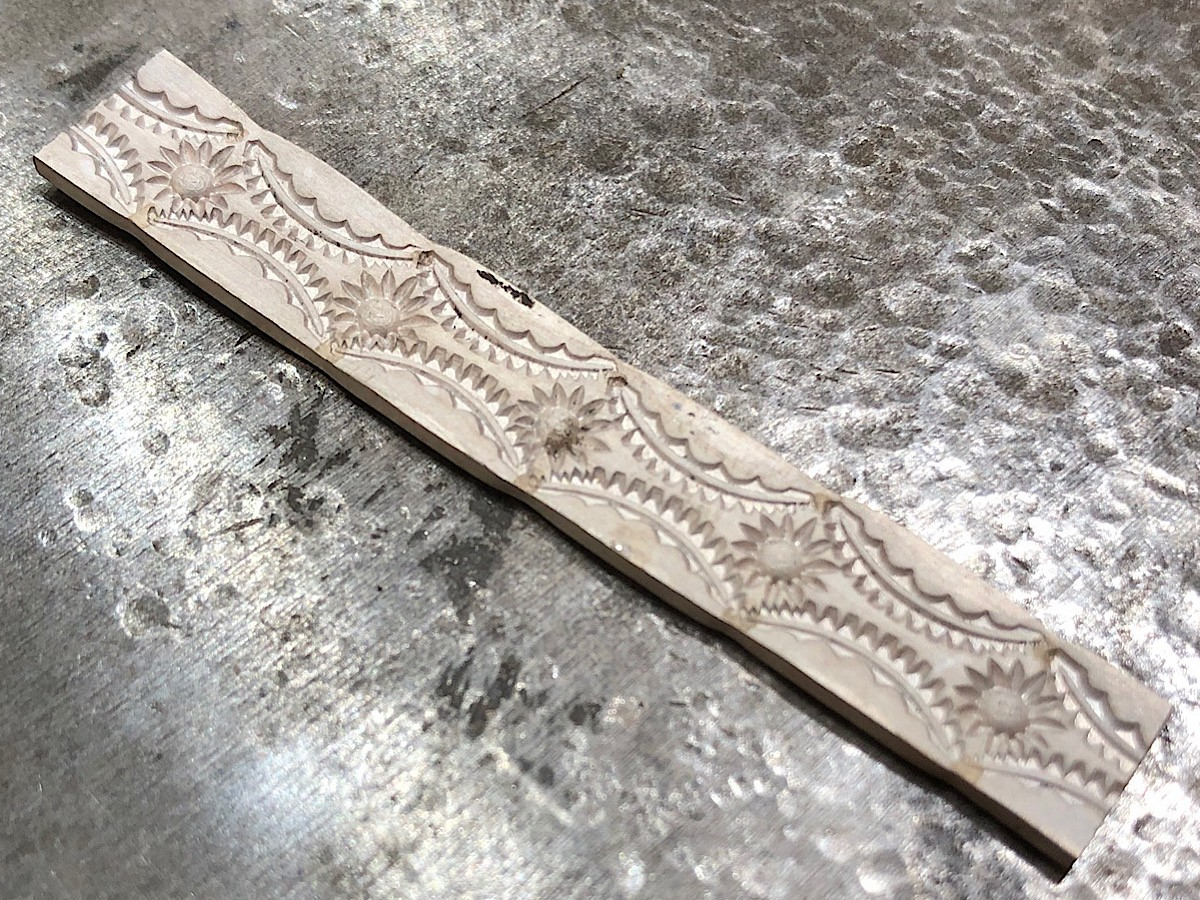 上手いこと刻印出来ましたか??ここから柄を綺麗に繋ぎ合わせていきます。