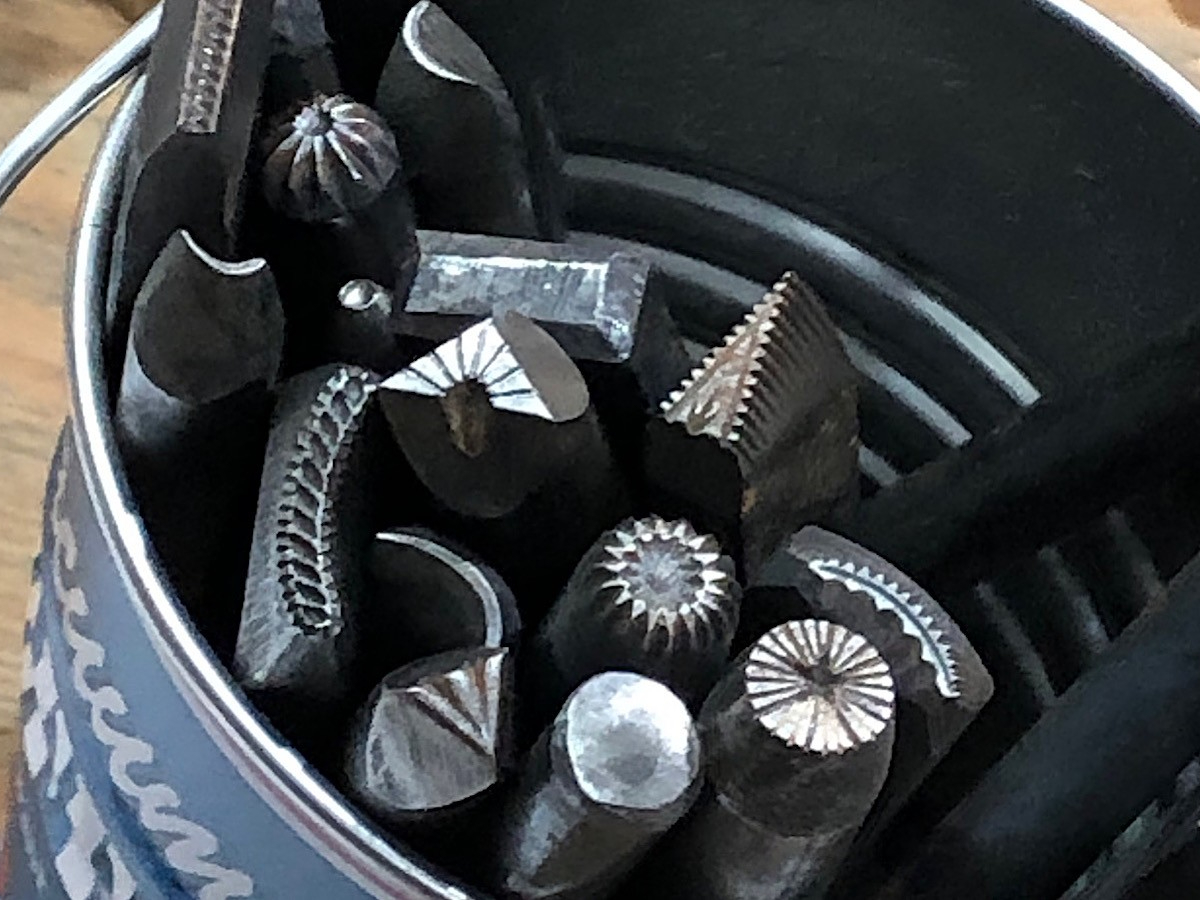 沢山ある刻印から自分好みの柄を入れていきます!(^^)!叩く強さで雰囲気が変わります。