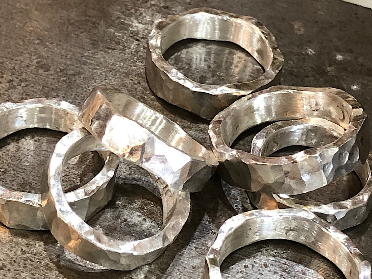 当店でも人気の高い極厚、叩きリング!!無骨ですが叩いたデザインが凄く素敵です。