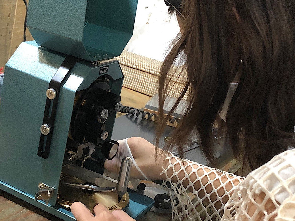 物凄く綺麗にリングの内側に刻印が出来ます。慎重に慎重に・・・・