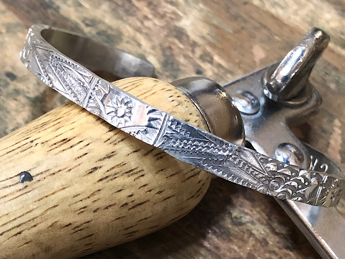 表面を鏨を使いフルデザインにて作成しました。全てお客様にて作業されました。