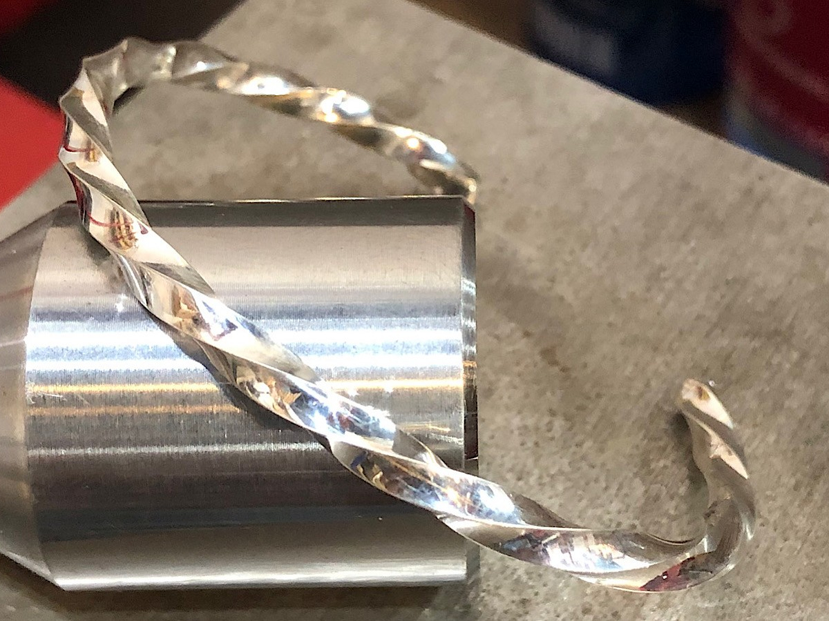 銀板をネジネジして作成したツイストバングル!刻印などはされていませんがシンプルで素敵なバングルを完成されました。