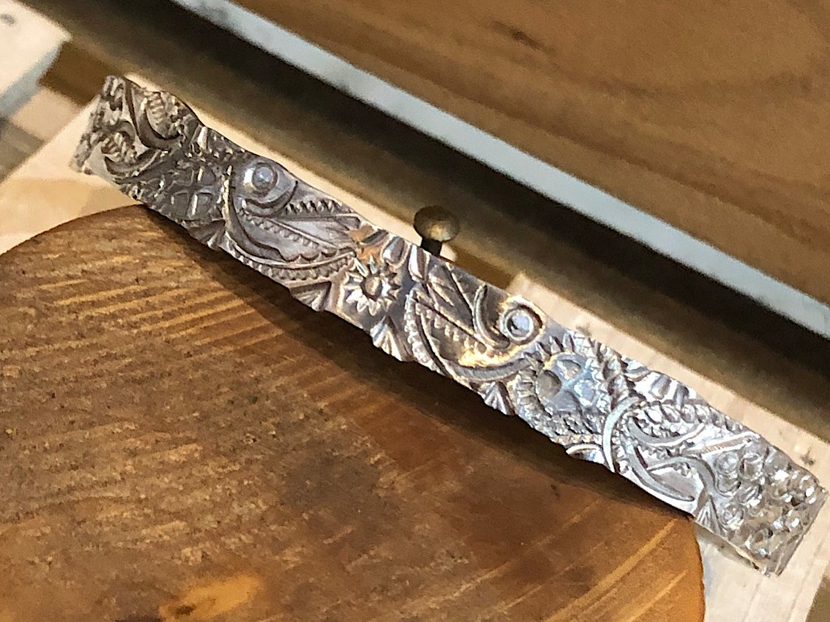 21種類の鏨を使い表面に素敵なデザインを刻印されました。全ての作業をお客様にてされました。