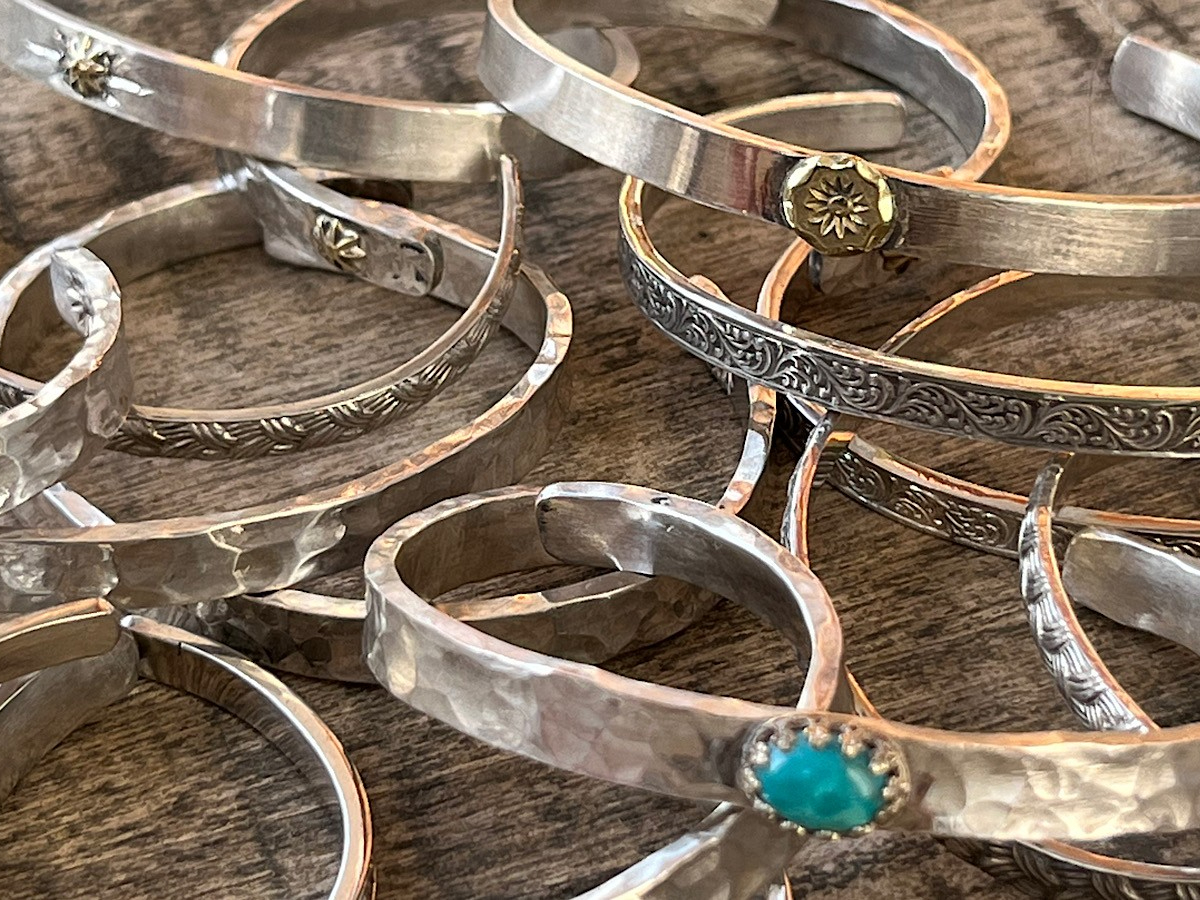 パーツや石を付けたり、叩いて柄を入れたり、鏨で刻印をしたり色んなバングルが完全オリジナルで作成できます。