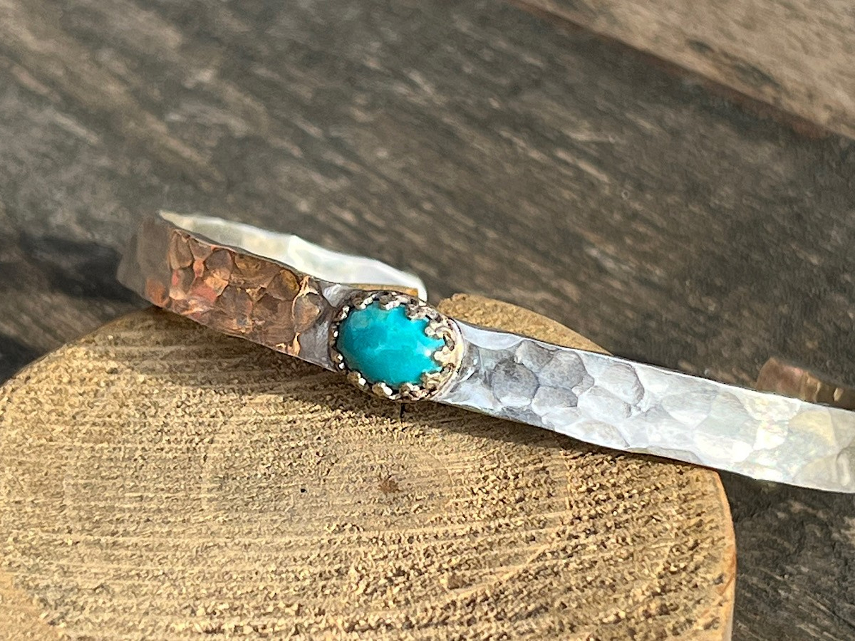 槌目ハンマーで表面に柄を入れて真ん中に誕生石を取り付けました。このバングルも全てお客様にて作成して頂きます。