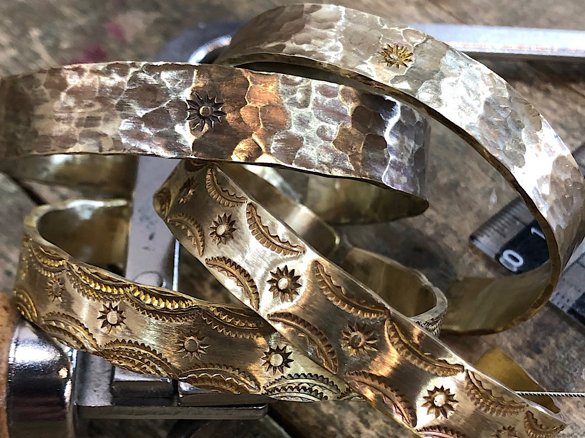 普段していない真鍮を使いバングルを作成して頂きました。素材が硬いので刻印では大苦戦されていましたが、カッコよいバングルを完成されました。