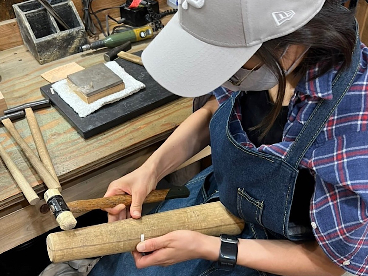 木型を使って手首の形に曲げていく作業です。綺麗に曲げれるかな?