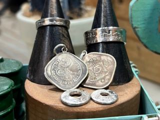 リングは幸せをもたらすハッピーコインデンマーク!ペンダントは超個性的な形のパキスタンコイン♪世界に1点だけのアクセサリー完成!