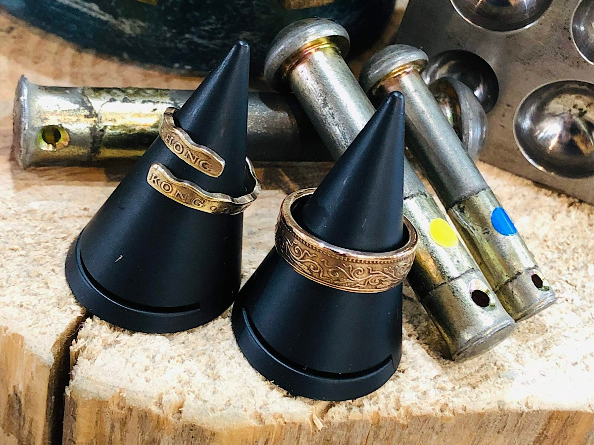 左側のリングはサイズが調整できるフリーサイズ、すぐにムクム方には最適(*^^*)右のリングは日本一銭桐コインメッチャ柄が素敵です。