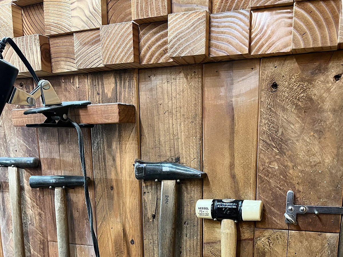 お店の雰囲気ですが、カントリーミュージックが流れる木目調のお店です。ナント全てオオナー手作りのお店なんです。