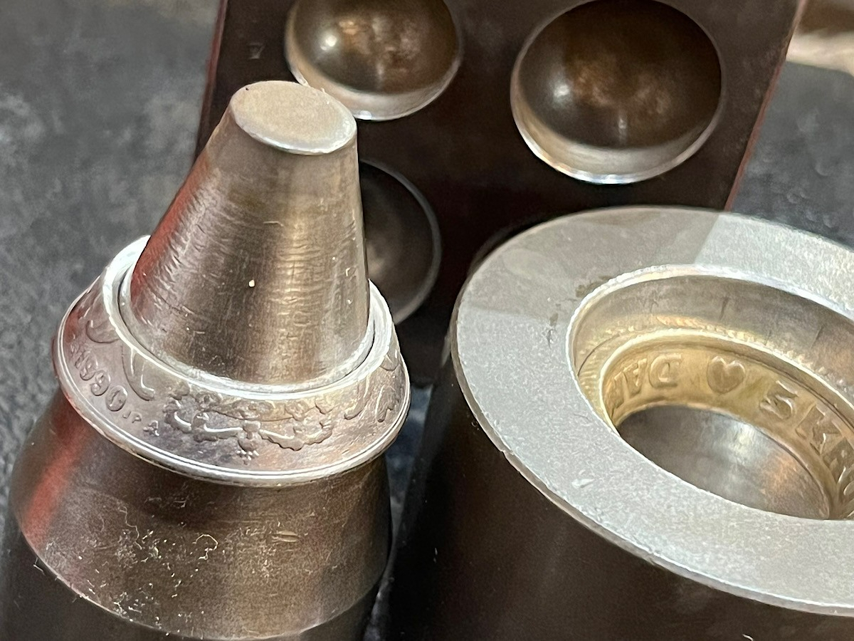 普段使うことのない、色んな道具を使って綺麗な形のリングを作って頂きます。もし割れたりした場合は再度作り直して頂きサポートします。