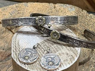 左はアメリカ50セントのコインを使い・右はデンマークコインをクレージーパターンにて作製!(^^)!真ん中のサンマークがワンポイントでカッコよき!