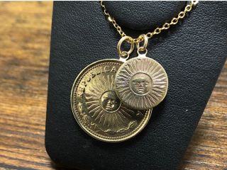 世界で18か国ある太陽のデザインの中で真ん中に顔が入っているのはアルゼンチンとウルグアイだけ!生きる希望・お守りの意味合いが有るコイン!