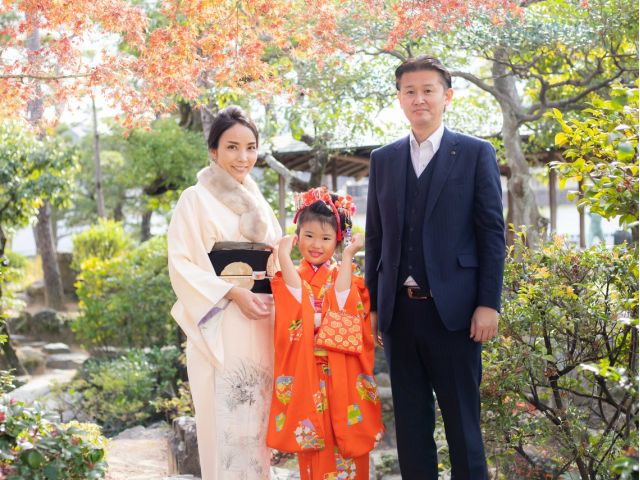七五三のお嬢様とご両親の家族写真