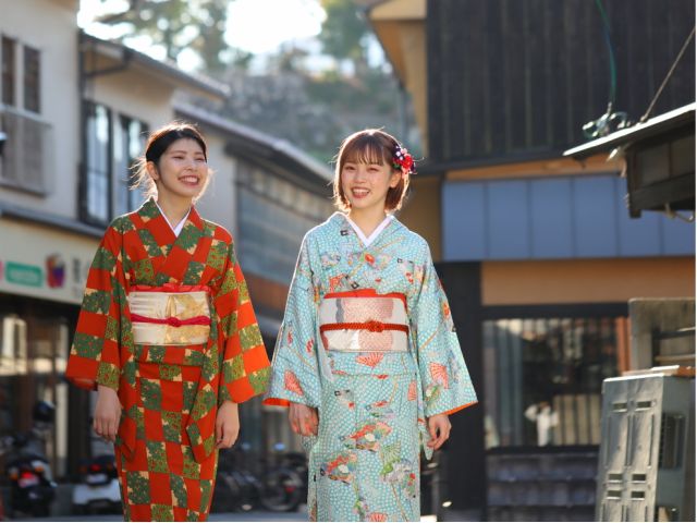 宮島の古い街並みを散策!フォトジェニックなスポットもたくさんあります。