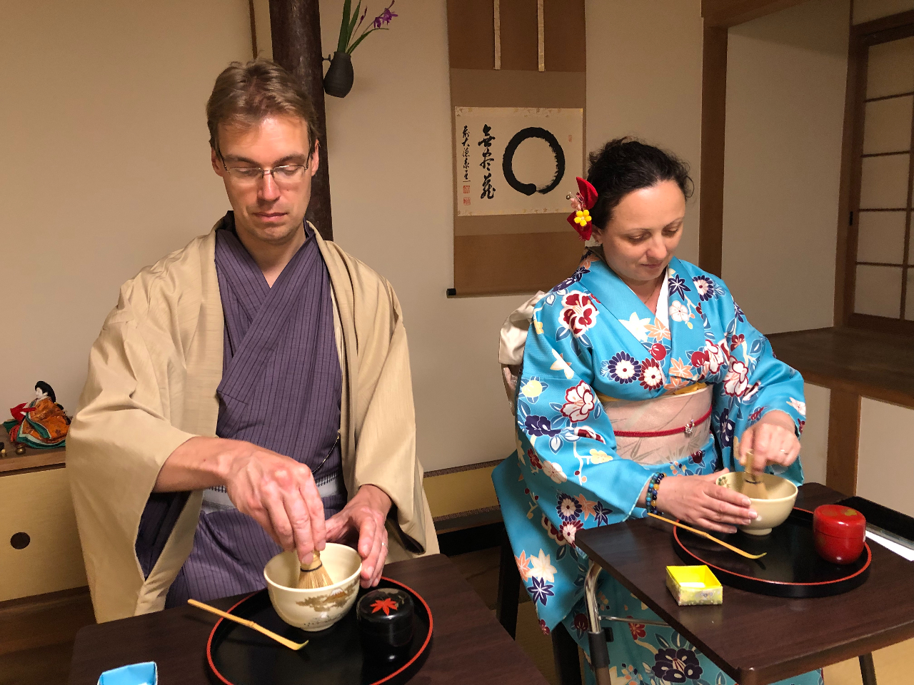 テーブルとイスで立礼を採用しています。