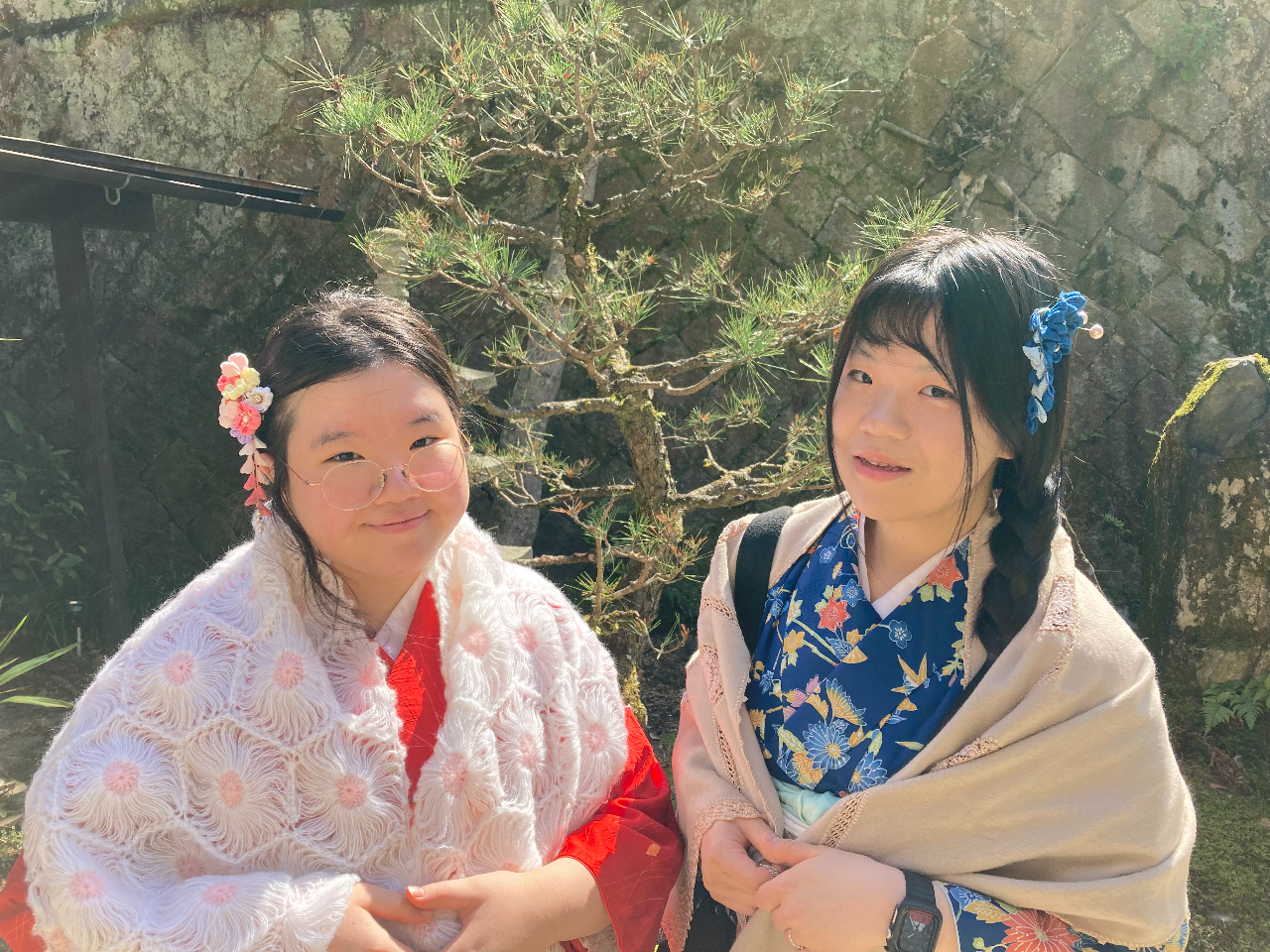 着物をきて宮島を散策。バッグなどの小物もご用意しています。