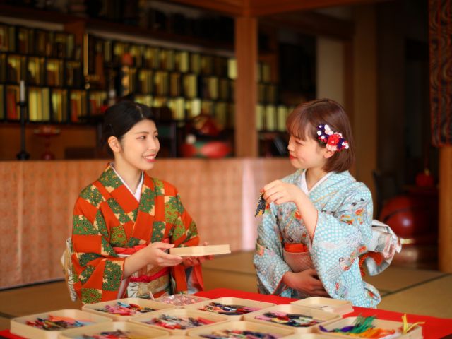 おまもり作り体験風景(着物着付けありのイメージ・当プランに着付けは含まれません)