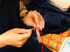 紐を通すときには針を使います。